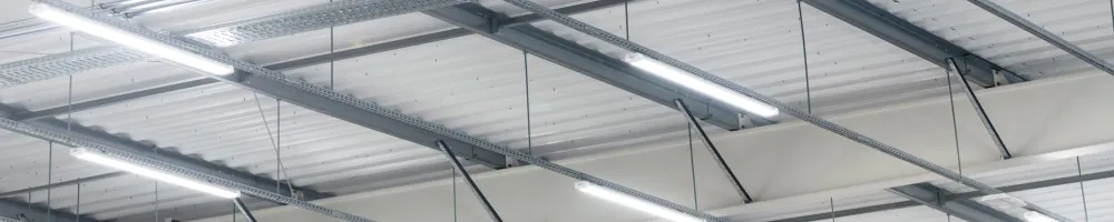 Kabelgenomf&ouml;ring med armaturer i en industrihall